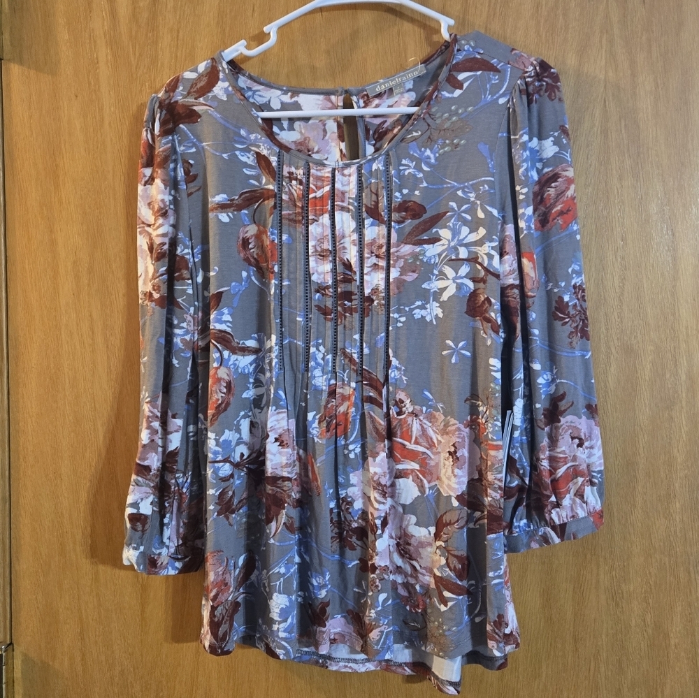 Daniel Rainn Floral Top NWT